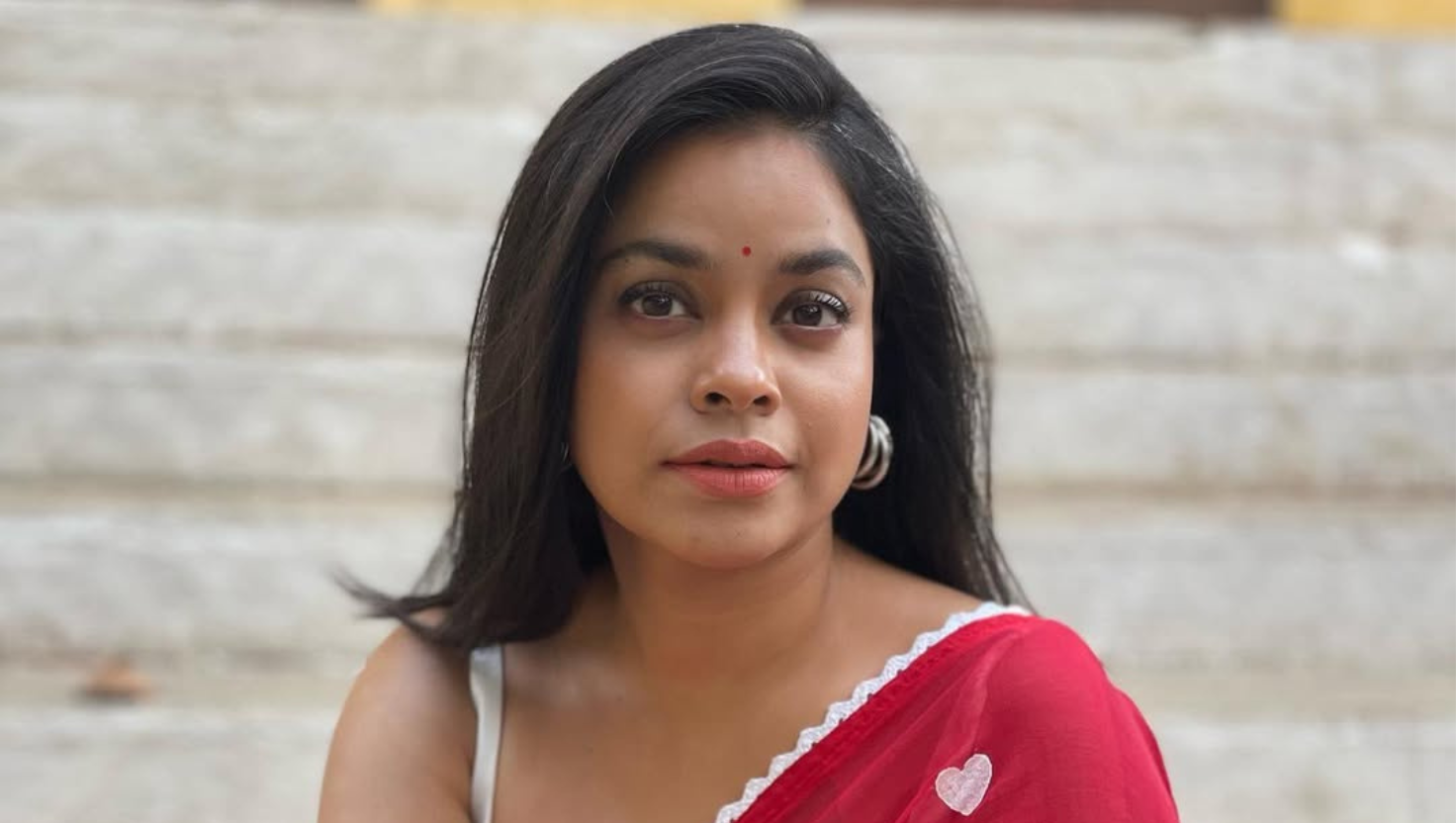 "सुमोना चक्रवर्ती ने डर जताया और पुलिस की निष्क्रियता पर सवाल उठाते हुए मराठा आरक्षण प्रदर्शन की अराजकता को उजागर किया।" Image Credit: Image Courtesy: Instagram/@sumonachakravarti