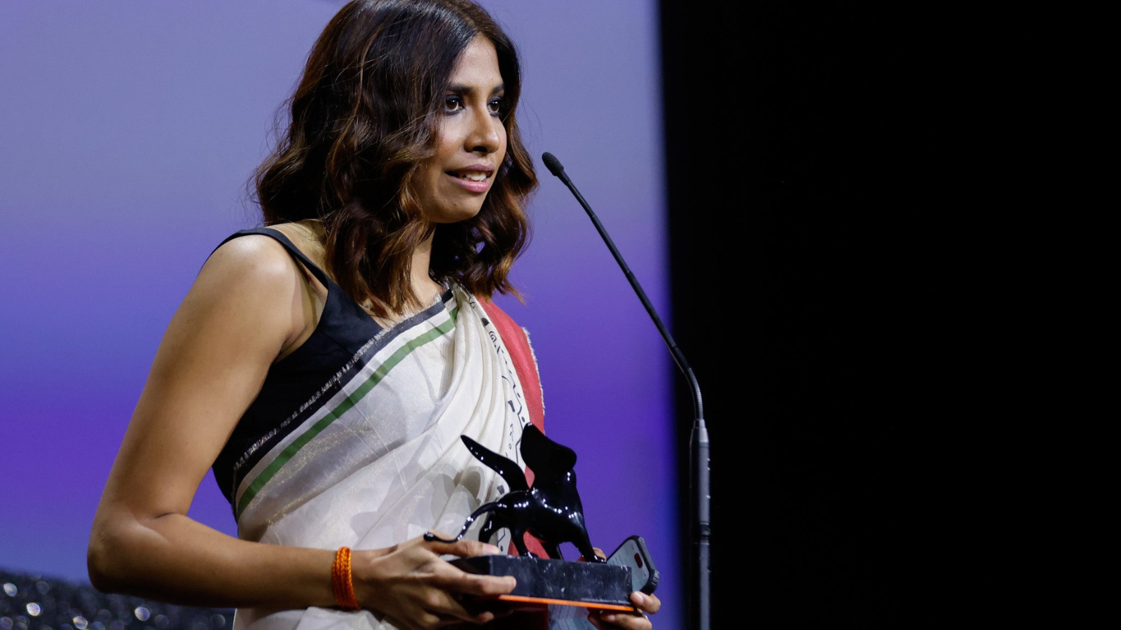 अनुपर्णा रॉय ने वेनिस फिल्म महोत्सव के ओरिजोंटी खंड में सर्वश्रेष्ठ निर्देशक का पुरस्कार जीता। Image Source: /X/@LaBiennale di Venezia