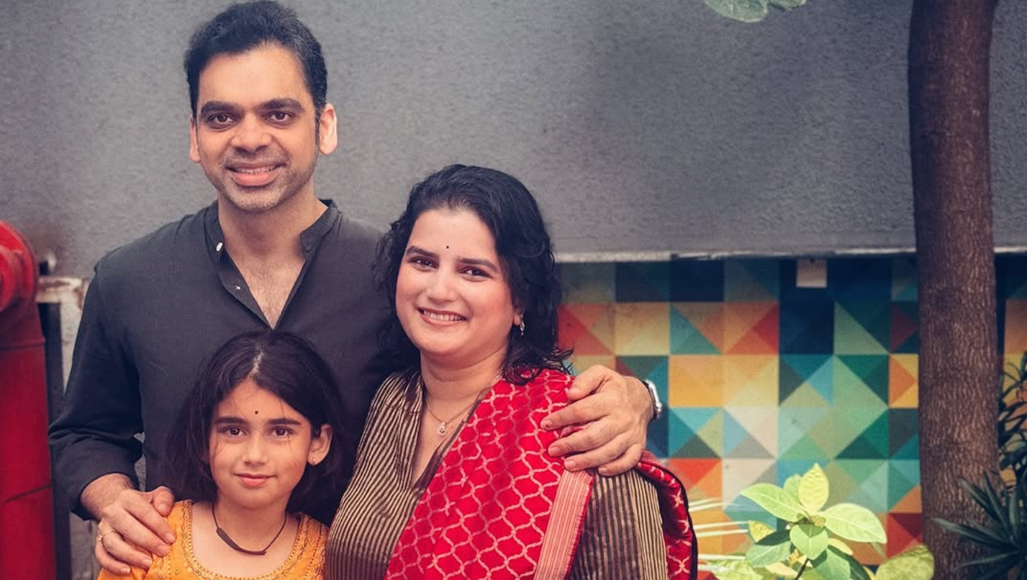 "परिवार संग खास लम्हों में राहुल देशपांडे अपनी पत्नी नेहा और बेटी रेणुका के साथ।" "Image Courtesy: Instagram/@rahuldeshpandeofficial